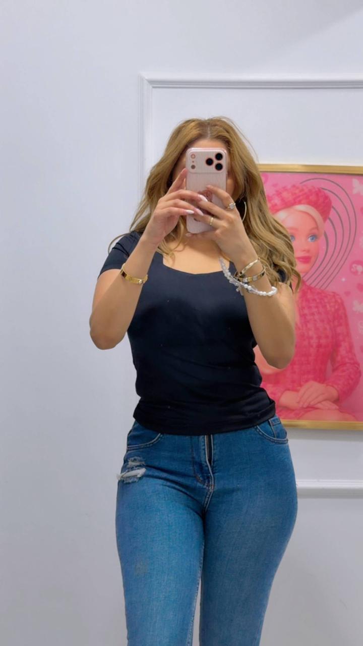 SHORT-SLEEVE SQUARE-NECK TOP