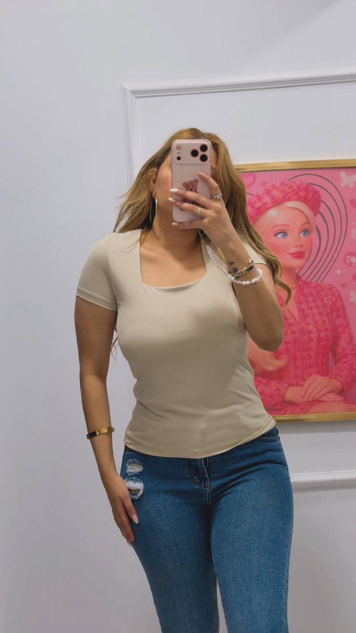 SHORT-SLEEVE SQUARE-NECK TOP